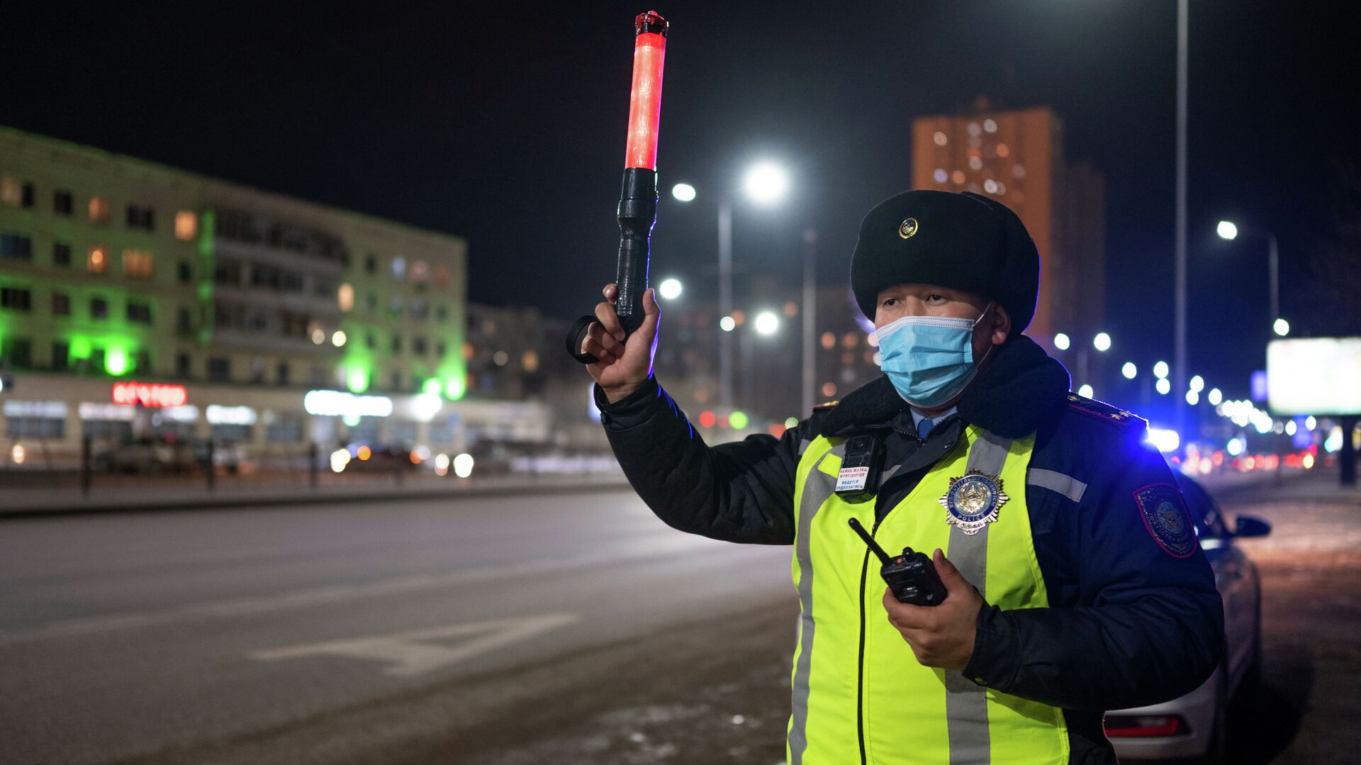 Патрульный полицейский во время дежурства - Sputnik Казахстан, 1920, 02.01.2026