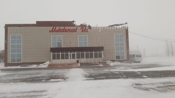 Крышу сорвало ветром на Доме культуры - Sputnik Казахстан