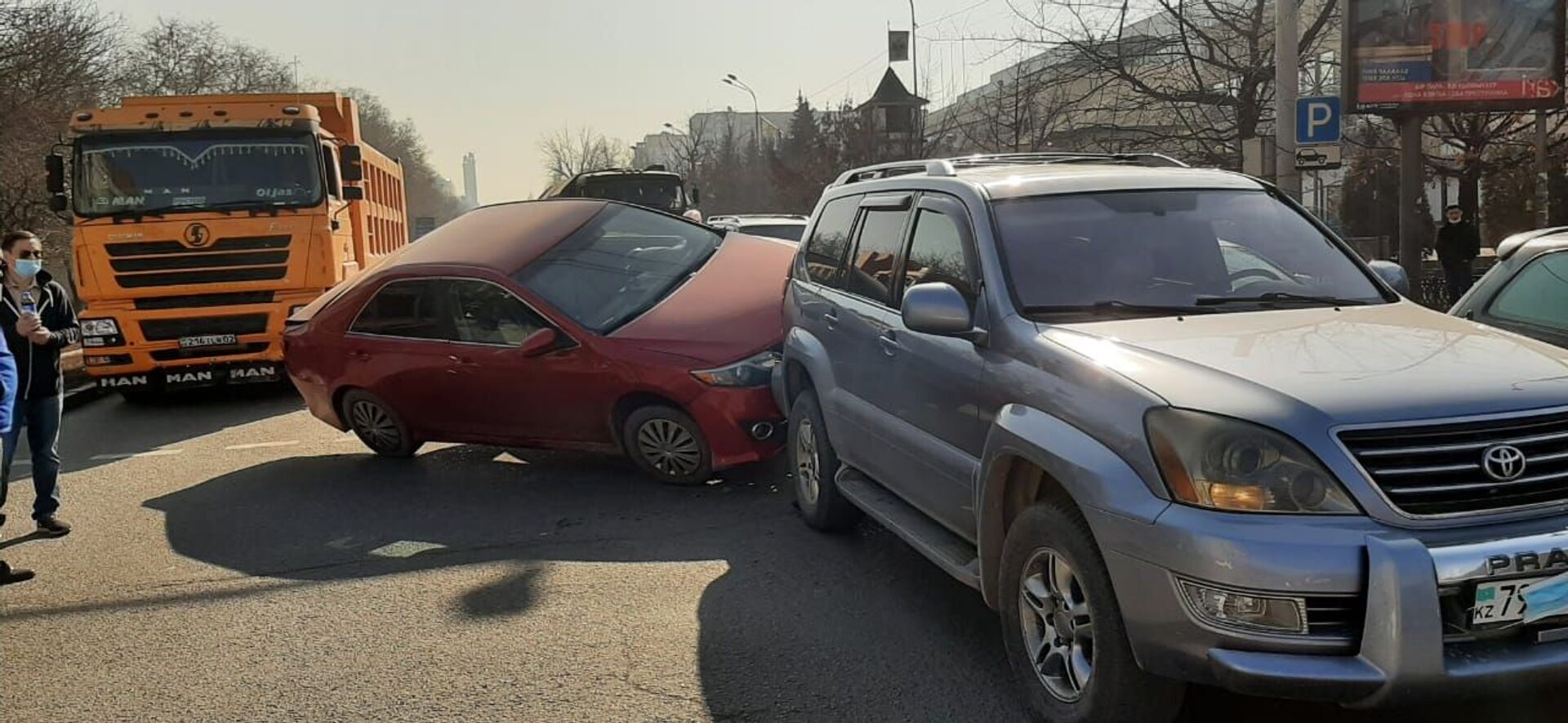 Авто запрыгнуло на другую машину: массовое ДТП с грузовиком произошло в Алматы - Sputnik Казахстан, 1920, 18.02.2021