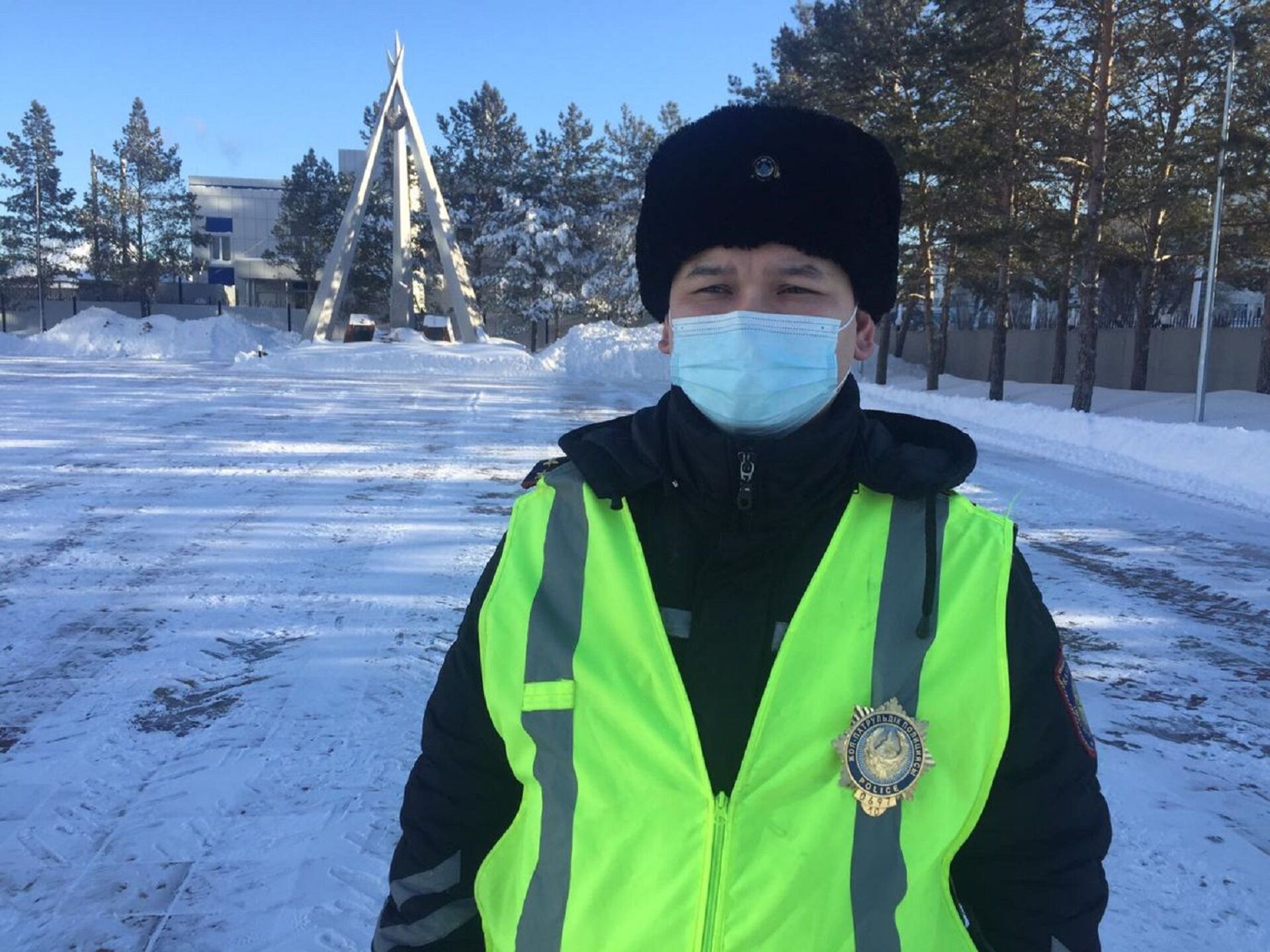 Бежал два километра, но не замерз: как полицейский из Костаная вел колонну авто в метель - Sputnik Казахстан, 1920, 19.02.2021