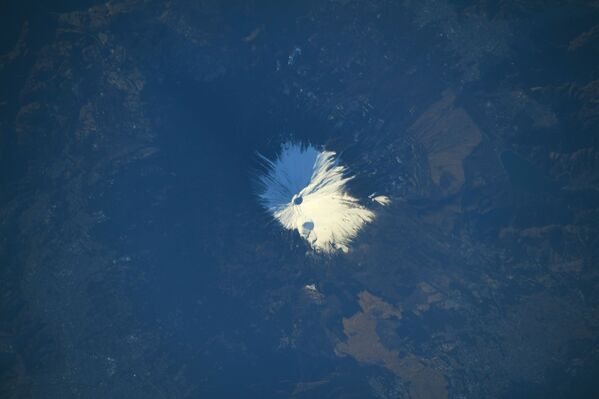 Заснеженная гора Фудзияма, снятая японским астронавтом Соити Ногути с МКС - Sputnik Казахстан