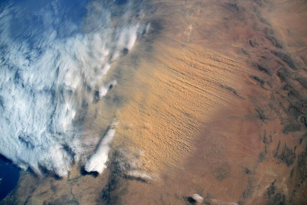 Песчаная буря, идущая из пустыни Сахара, снятая российским космонавтом Сергеем Кудь-Сверчковым с МКС - Sputnik Казахстан