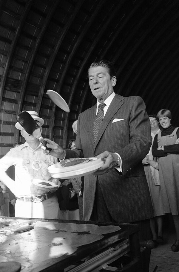 Кандидат в президенты США Рональд Рейган во время шоу с блинами, 1980 год - Sputnik Казахстан