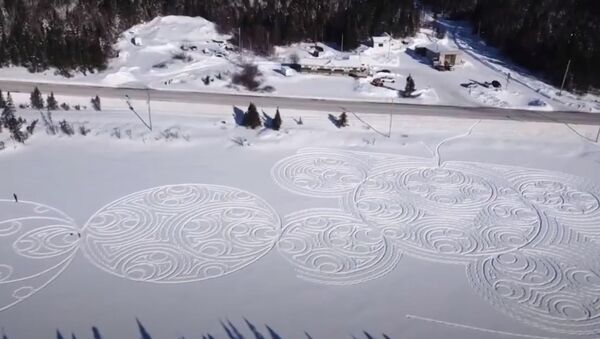 Пенсионер превращает ходьбу по снегу в искусство - видео - Sputnik Казахстан