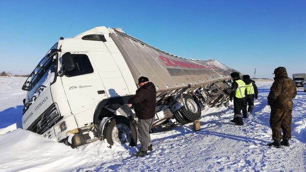 Большегруз с 15 тоннами семян перевернулся набок в 70 километрах от Петропавловска - Sputnik Казахстан
