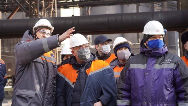 Министр индустрии и инфраструктурного развития Бейбут Атамкулов на металлургическом комбинате в Темиртау - Sputnik Казахстан