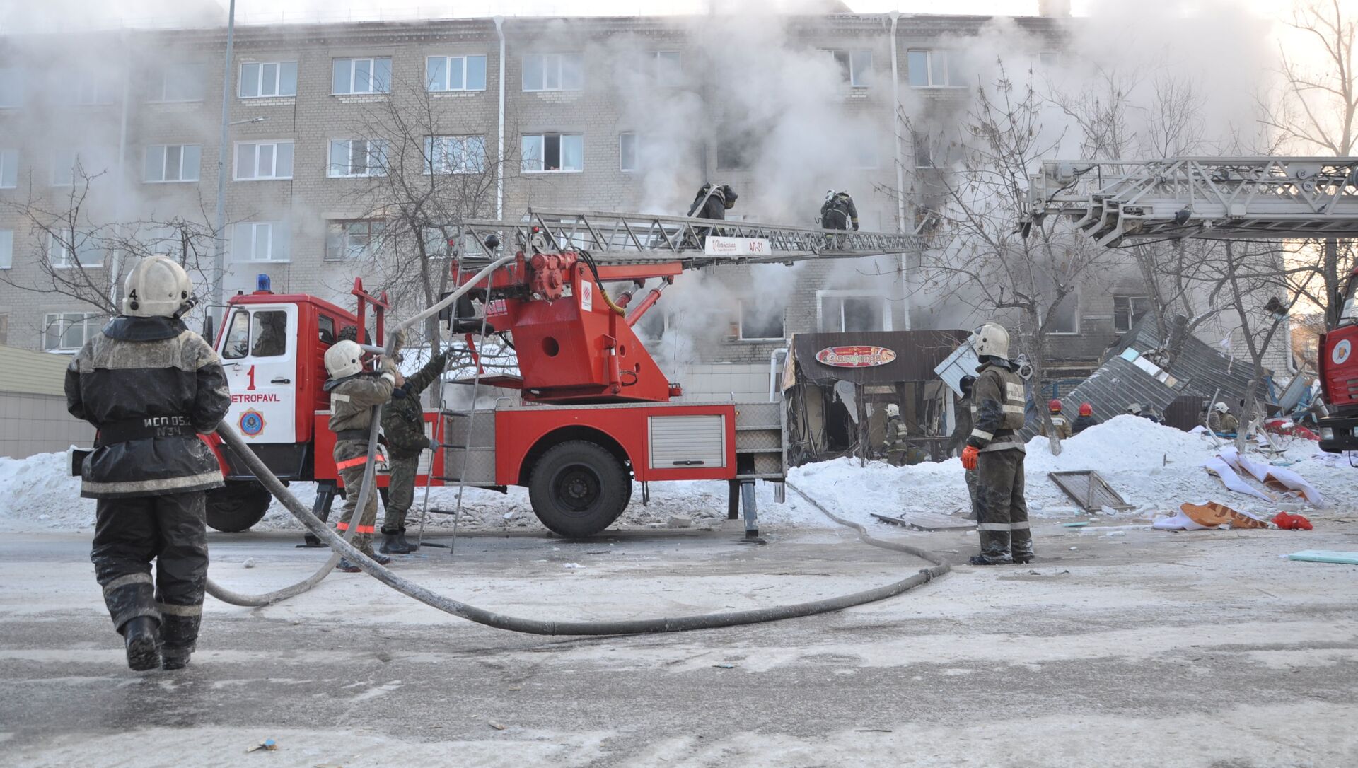 Ликвидация пожара на месте взрыва газа в Петропавловске - Sputnik Казахстан, 1920, 21.02.2021