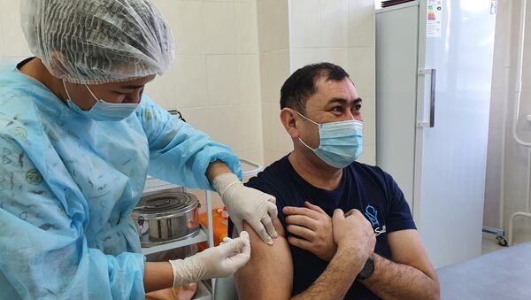 Сегодня прививку второго компонента из красного флакона получил и руководитель Горздрава Тимур Муратов - Sputnik Казахстан