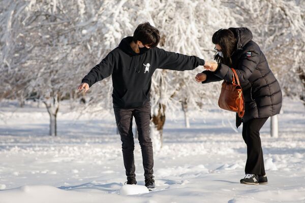 Люди на замерзших улицах города Ниагара-Фолс в штате Нью-Йорк  - Sputnik Қазақстан