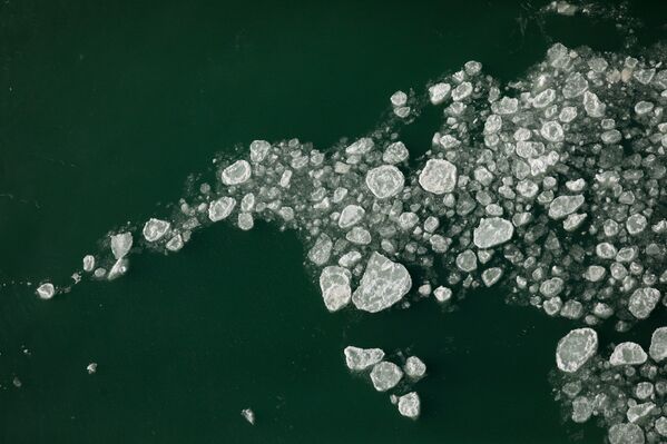 Льдины у подножия водопад Американ в городе Ниагара-Фолс в штате Нью-Йорк  - Sputnik Қазақстан