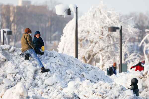 Дети на ледовом и снежном холме в парке города Ниагара-Фолс в штате Нью-Йорк  - Sputnik Қазақстан