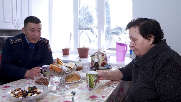 Золотое сердце: многодетный полицейский приютил бездомную бабушку  - Sputnik Казахстан