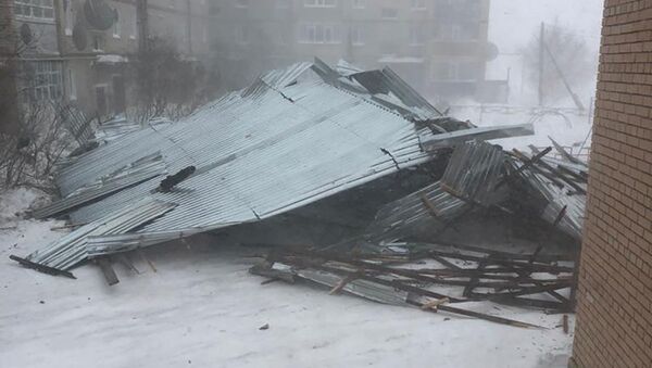 В селе Карабалык сегодня ветром снесло часть крыши многоэтажного дома - Sputnik Казахстан