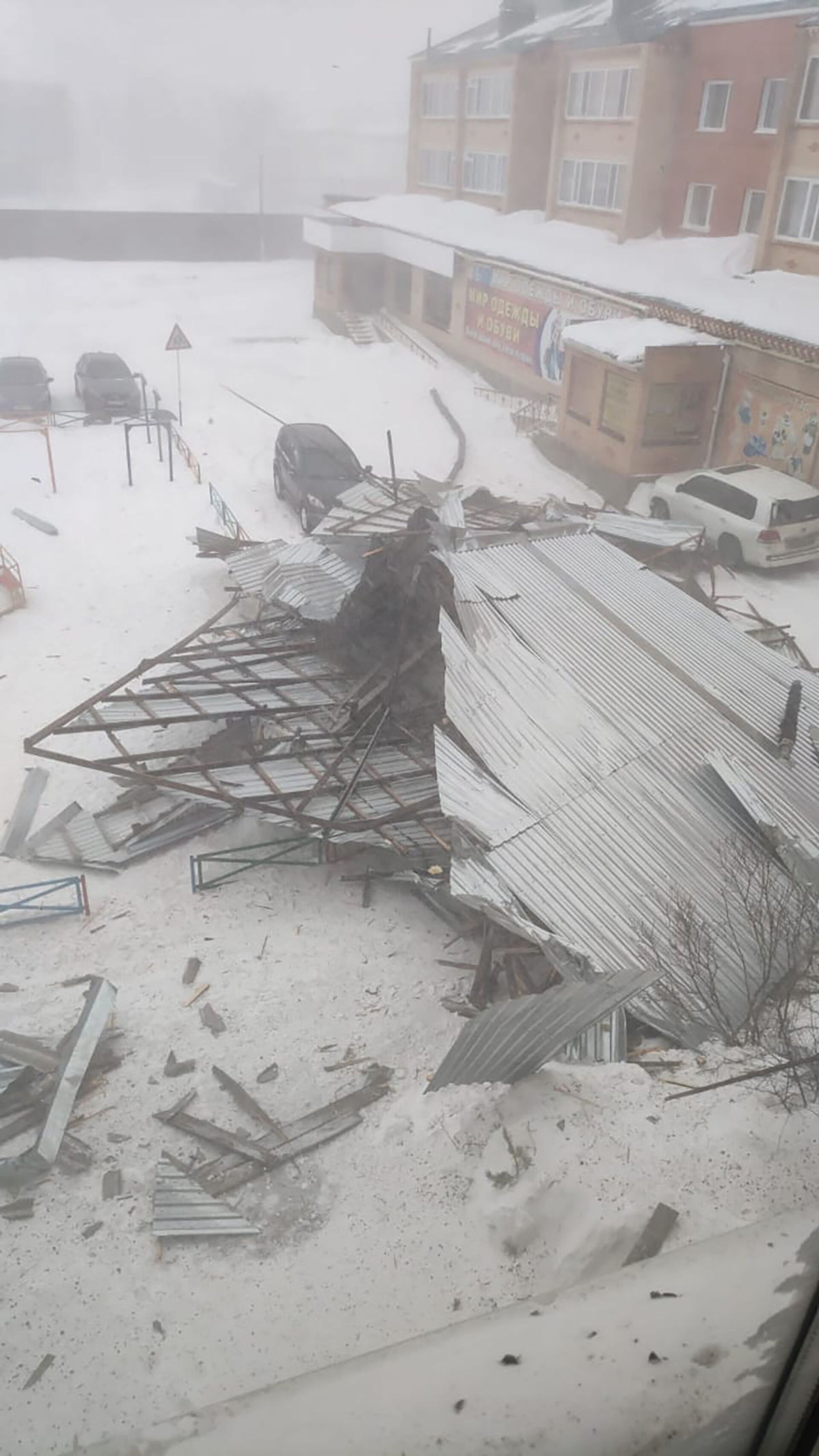 Крышу многоэтажного дома снесло ветром в Костанайской области - Sputnik Казахстан, 1920, 24.02.2021