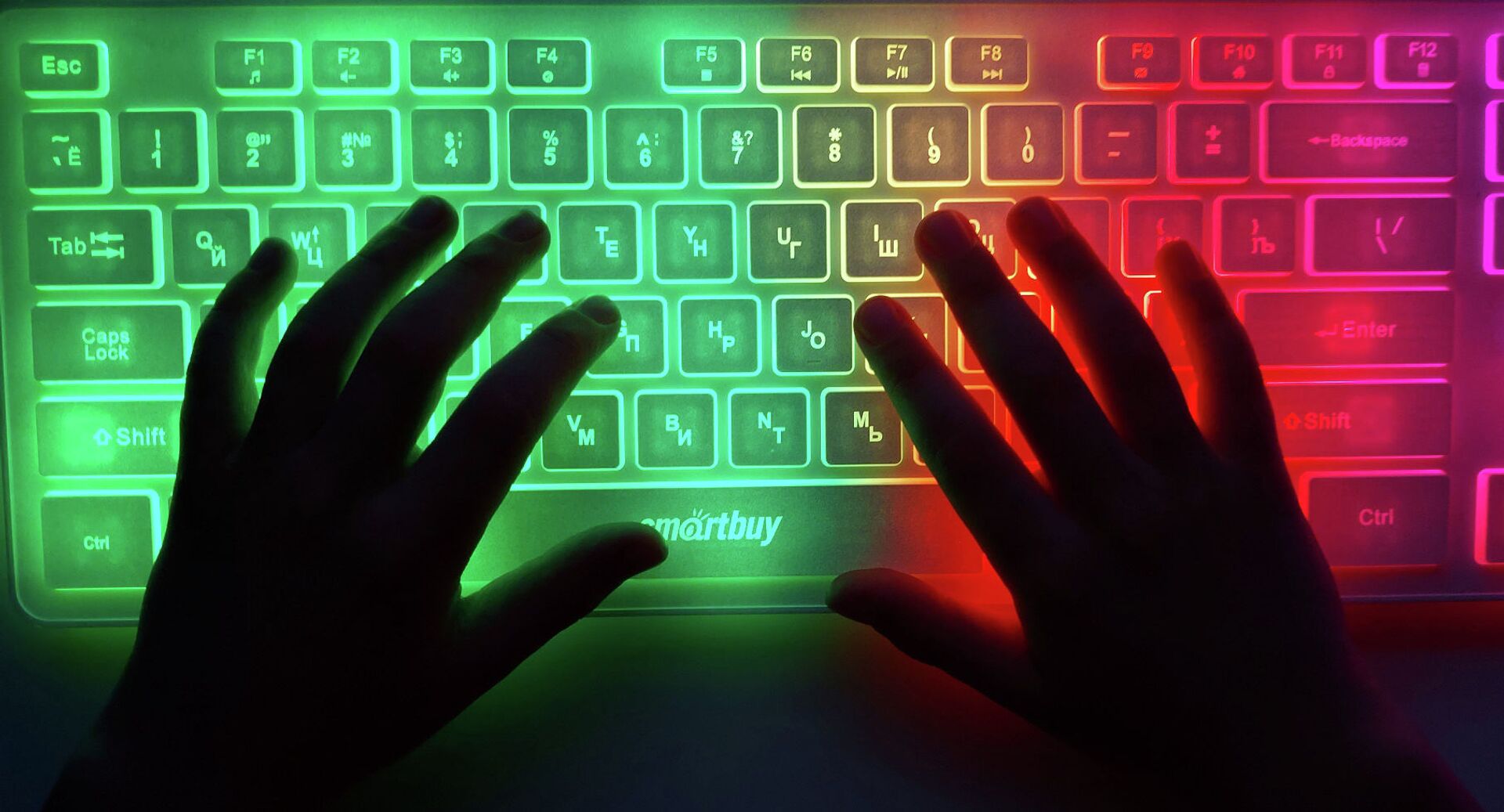 Руки на клавиатуре компьютера - Sputnik Казахстан, 1920, 29.09.2025