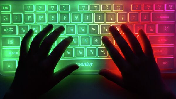 Руки на клавиатуре компьютера - Sputnik Казахстан