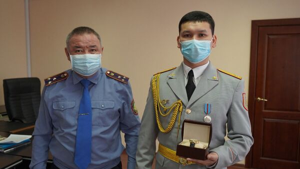 Департамент полиции Костанайской области подарил часы полицейскому Амантаю Байжанову - Sputnik Казахстан