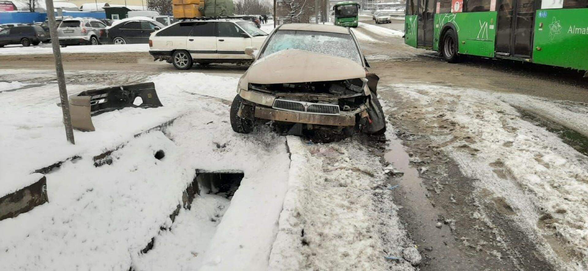 Шестеро человек пострадали в двух дорожных авариях в Алматы – фото - Sputnik Казахстан, 1920, 25.02.2021