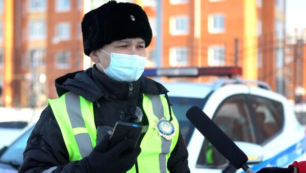 Буранный марафон: полицейский бежал два километра перед колонной - Sputnik Казахстан