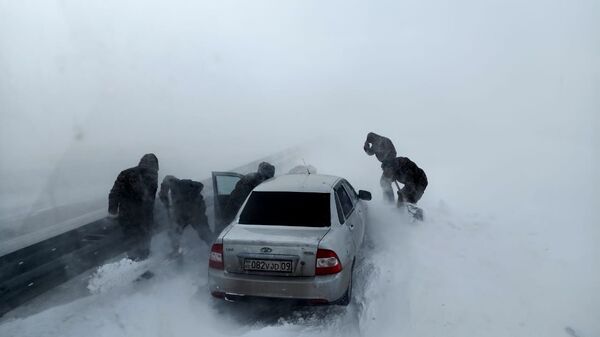 МЧС За сутки на автодорогах республики вызволено 23 единиц техники, спасено и эвакуировано 132 человека - Sputnik Казахстан