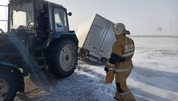 МЧС За сутки на автодорогах республики вызволено 23 единиц техники, спасено и эвакуировано 132 человека - Sputnik Казахстан