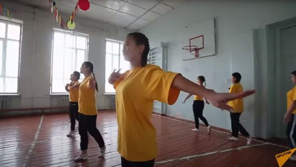 Это видео сломает ваши стереотипы — танцы глухих детей в Бишкеке - видео - Sputnik Қазақстан