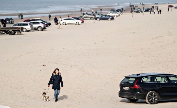 Люди отдыхают на пляже в солнечную погоду в Блокхусе, Северная Ютландия, Дания - Sputnik Казахстан