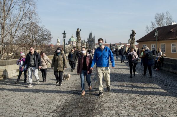 Люди гуляют по Карлову мосту в Праге солнечным днем ​​ - Sputnik Казахстан