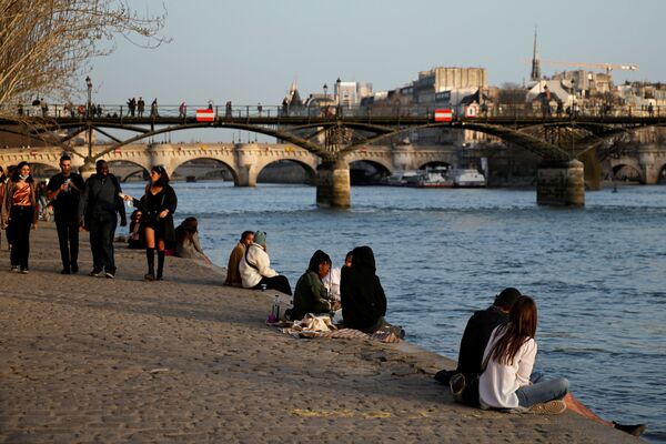 Люди отдыхают на набережной Сены в Париже - Sputnik Казахстан