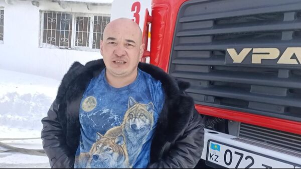 Военнослужащий столичной воинской части 5573 майор Алим Тасмагамбетов спас людей из горящего дома - Sputnik Казахстан