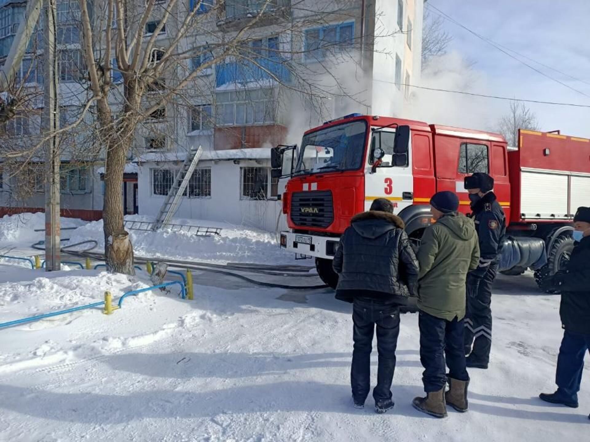 Военнослужащий спас из горящего дома трех человек в Петропавловске - Sputnik Казахстан, 1920, 27.02.2021