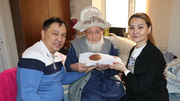 Ибрагимджан-хаджи держит печать, принадлежавшую его предку Ходже Ахмеду Яссауи - Sputnik Казахстан