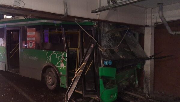 Автобус врезался в стену ТРЦ Мега - Sputnik Қазақстан