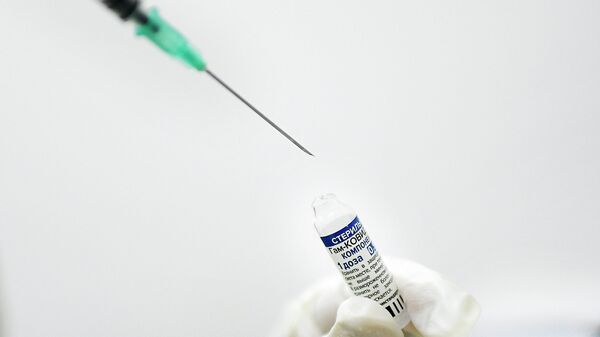 Медик набирает в шприц вакцину от коронавируса  - Sputnik Қазақстан