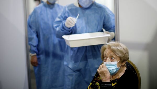 Пожилая женщина в пункте вакцинации от коронавируса  - Sputnik Казахстан
