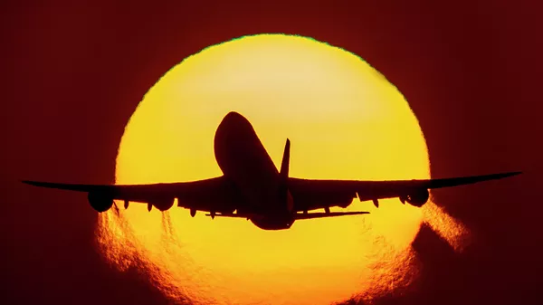 Самолет взлетает на фоне заката  - Sputnik Казахстан