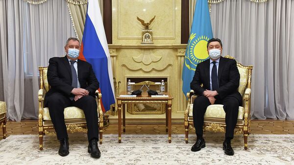 Премьер-министр Аскар Мамин и глава Роскосмоса Дмитрий Рогозин - Sputnik Казахстан