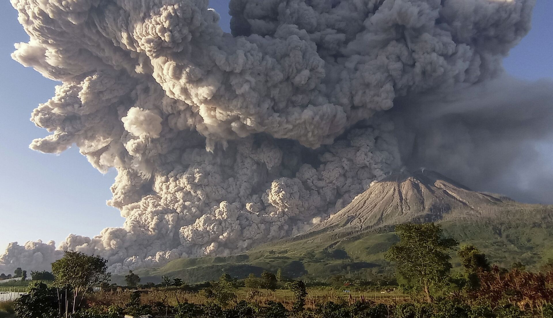 Вулкан Синабунг в Индонезии выбросил столб пепла - Sputnik Казахстан, 1920, 02.03.2021