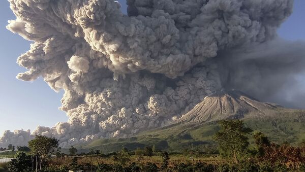 Вулкан Синабунг в Индонезии выбросил столб пепла - Sputnik Казахстан