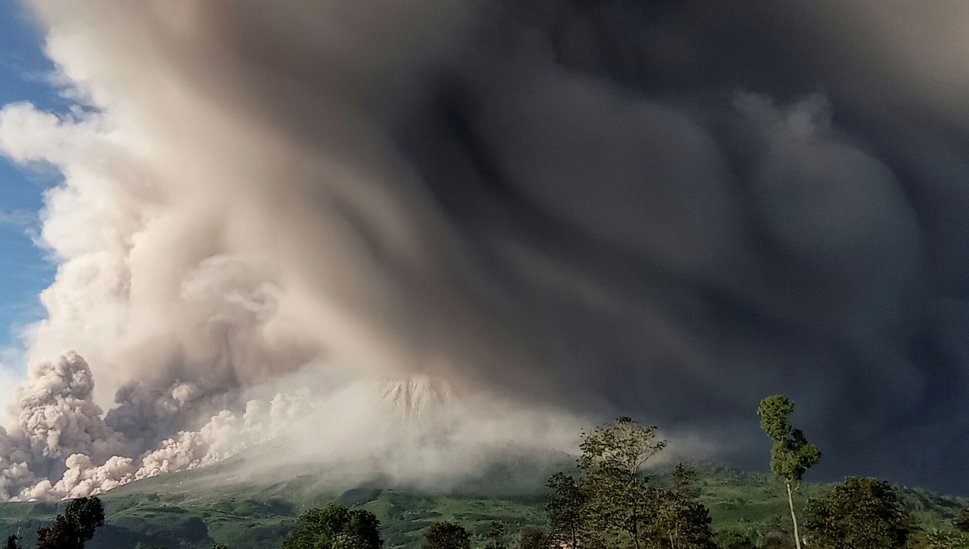 Вулкан в Индонезии выбросил гигантский столб пепла - фотофакт  - Sputnik Казахстан, 1920, 02.03.2021