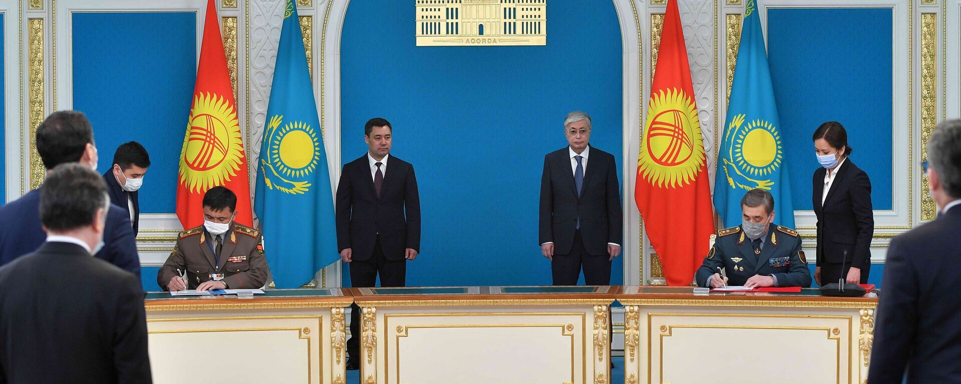 Касым-Жомарт Токаев и Садыр Жапаров провели переговоры в расширенном составе - Sputnik Казахстан, 1920, 19.09.2022