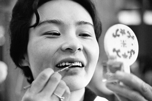 Японская девушка красит зубы в черный цвет  - Sputnik Казахстан
