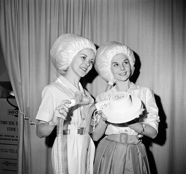 Девушки с переносным электрическим феном в Чикаго  - Sputnik Казахстан