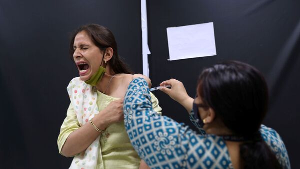 Сотрудница Serum Institute of India во время вакцинации против COVID-19 вакциной индийского производства CoviShield компании AstraZeneca - Sputnik Казахстан