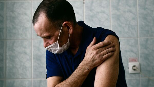 Житель поселка Староуткинск Свердловской области во время вакцинации против COVID-19 российской вакциной Спутник V - Sputnik Казахстан