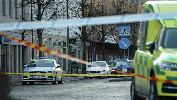 Полицейские машины дежурят на месте нападения с ножом в шведском городе Ветланде - Sputnik Казахстан