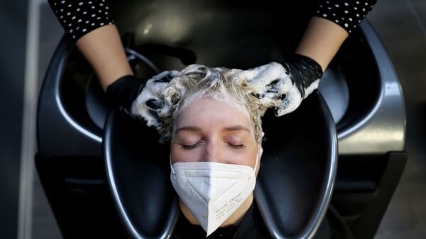 Женщина в маске у парикмахера в салоне - Sputnik Казахстан