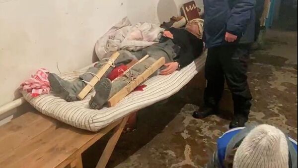 Пострадавших из-под завала вынесли их коллеги после обрушения в шахте в Акмолинской области  - Sputnik Қазақстан