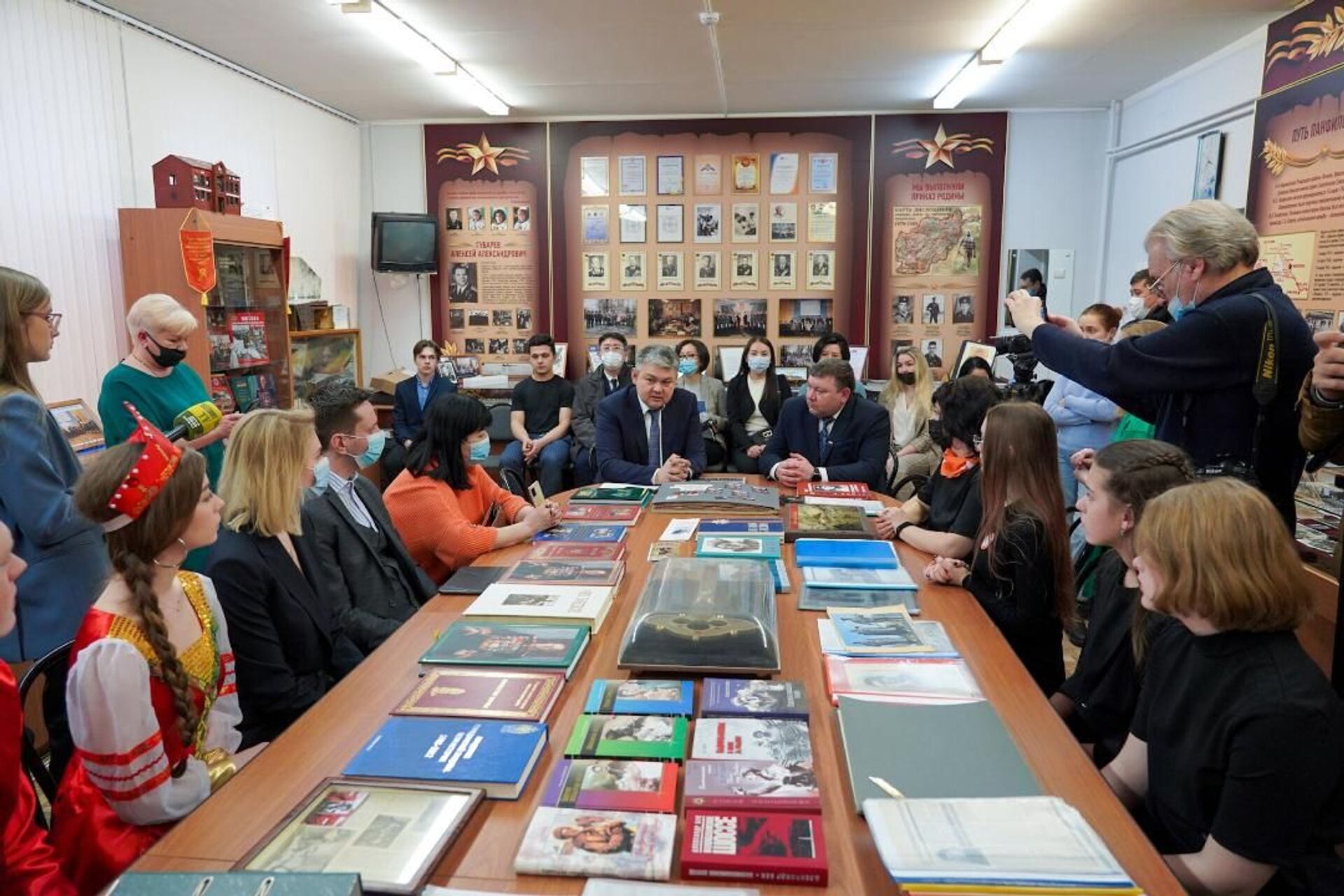 Посол Казахстана посетил московскую школу имени Бауыржана Момышулы - Sputnik Казахстан, 1920, 04.03.2021