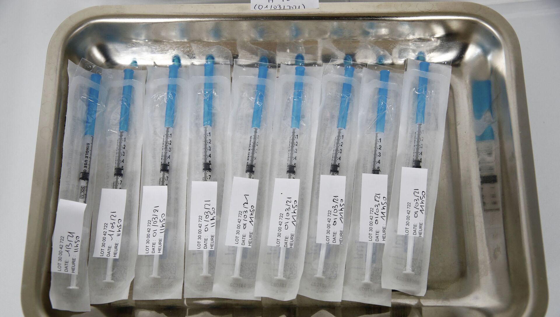Запакованные шприцы с вакциной от коронавируса в лотке  - Sputnik Казахстан, 1920, 20.05.2021